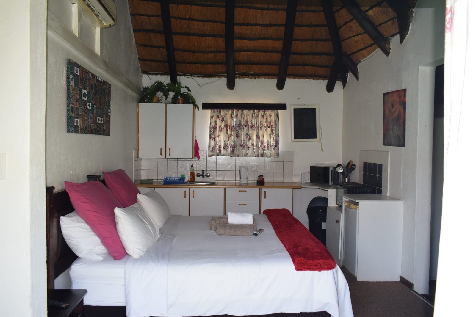 Bachelor room 3 with bed and kitchenette