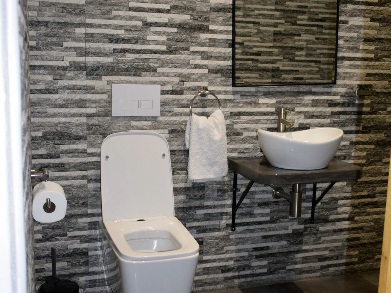 Poolside room 7 bathroom