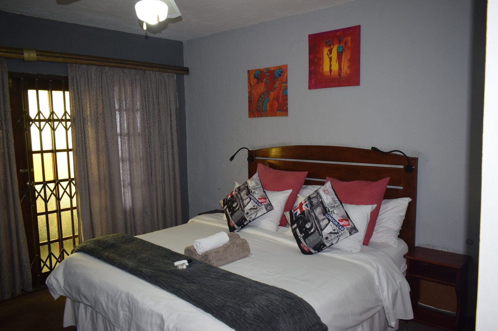 The Lodge queen suite bedroom
