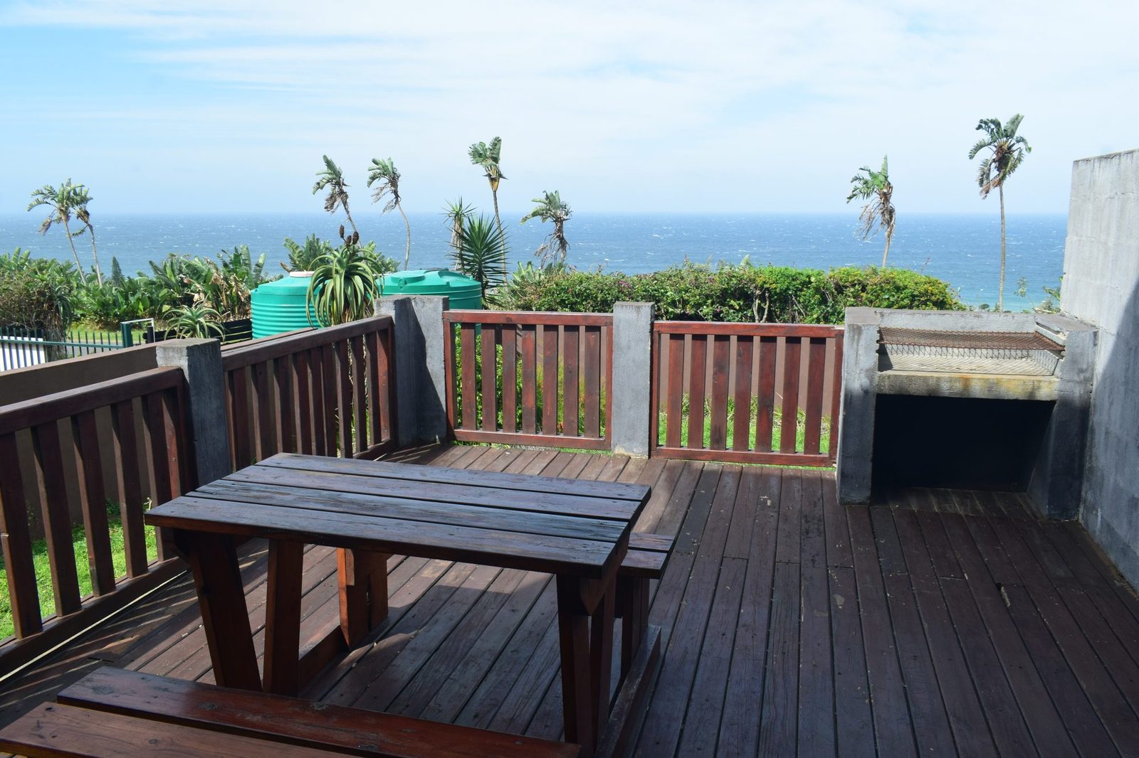 Deck with a sea view at Khaya La Manzi
